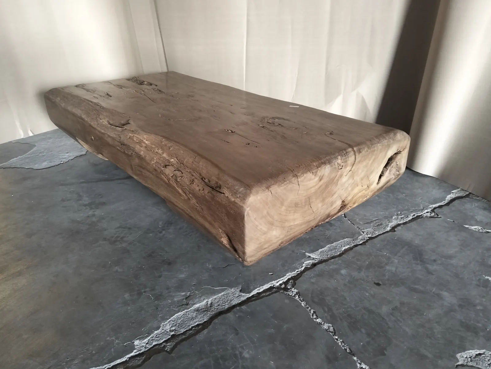 Table basse monobloc taillée dans une poutre