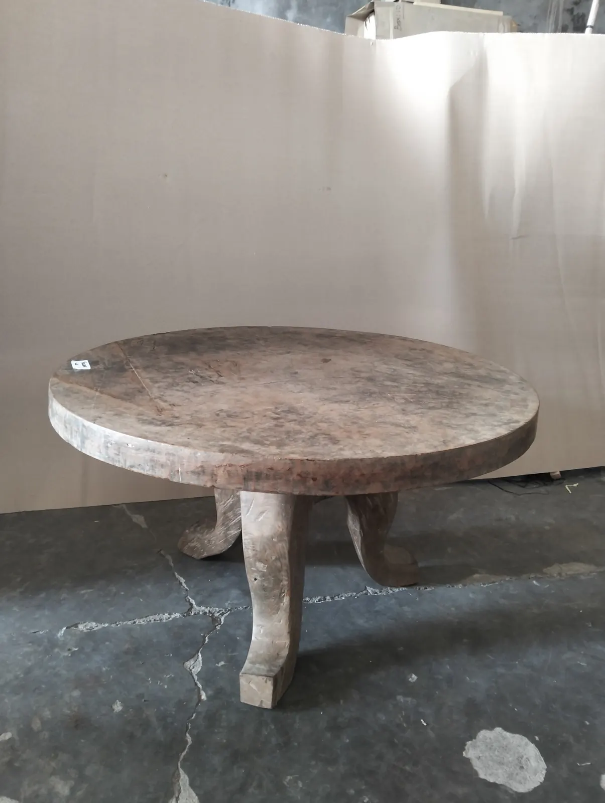 Table basse ronde en suar, trois pieds sculptés
