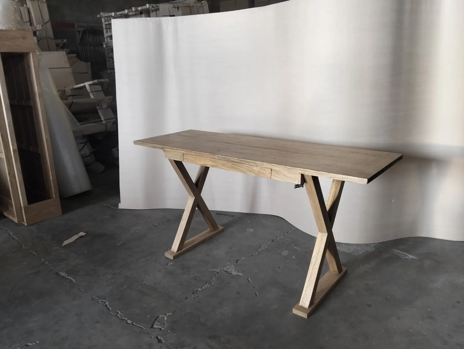 Table console en teck, piètement croisé
