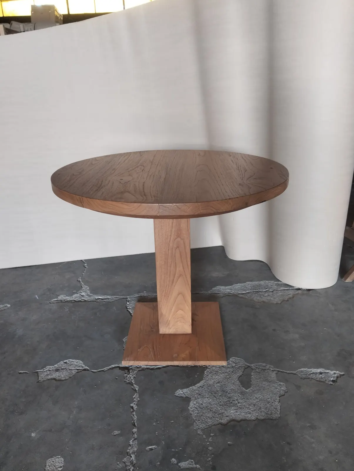 Table ronde en teck, pied central carré