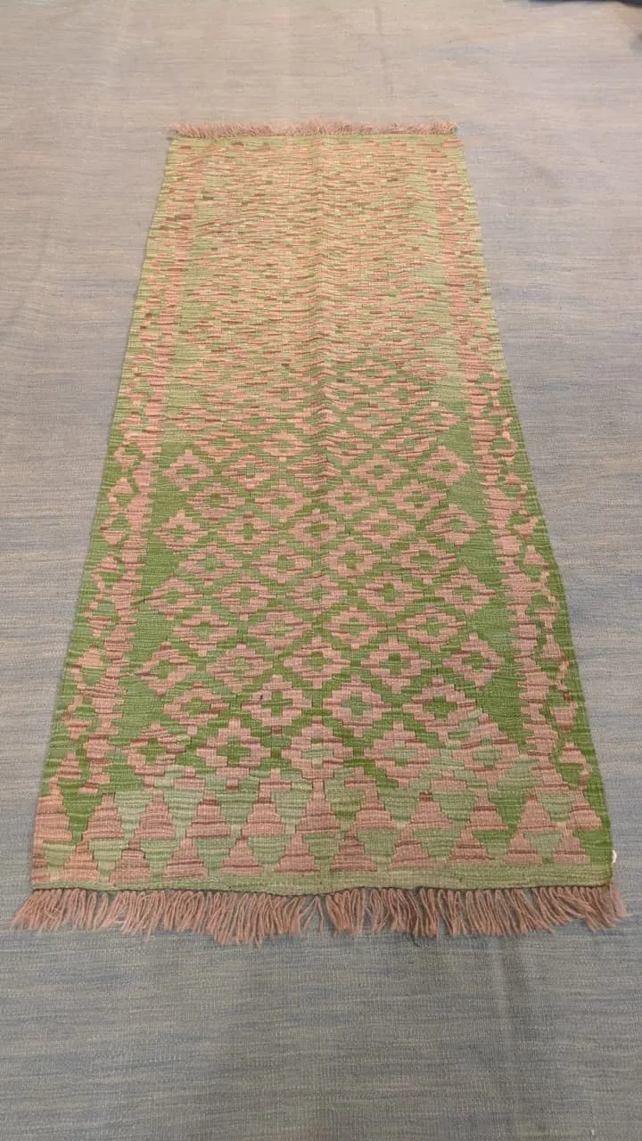 Kilim couloir, motifs verts sur fond écru