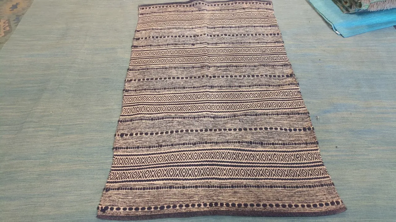 Tapis tissé à motifs fins noir et écru