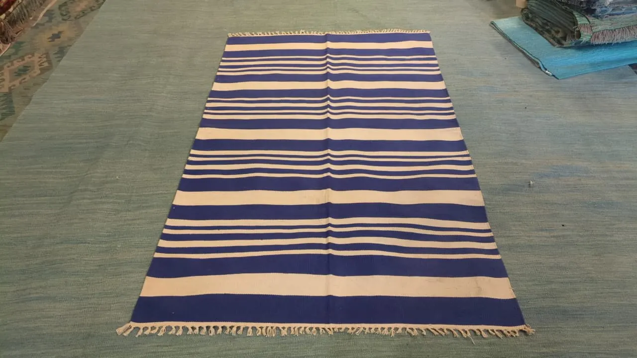 Tapis à rayures bleu marine et écru