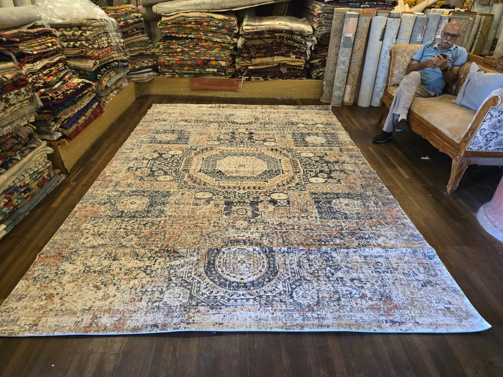 Tapis tissé à médaillon, tons délavés