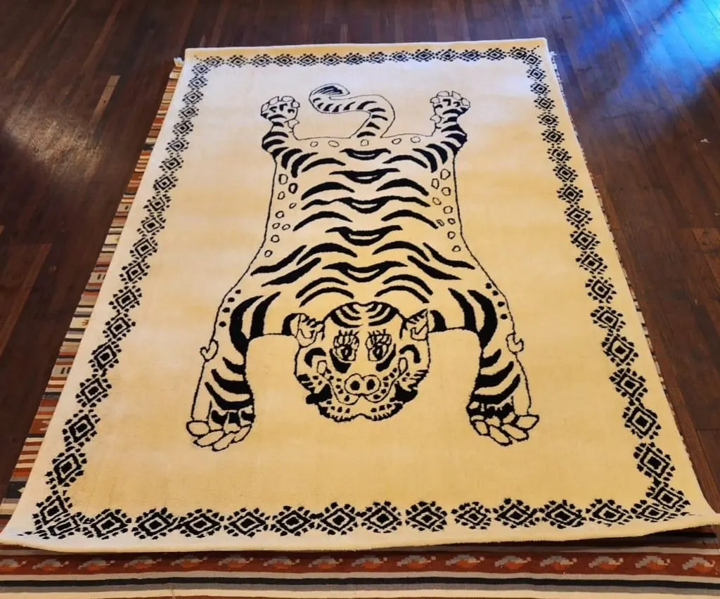 Tapis tufté motif tigre, bordure à frise