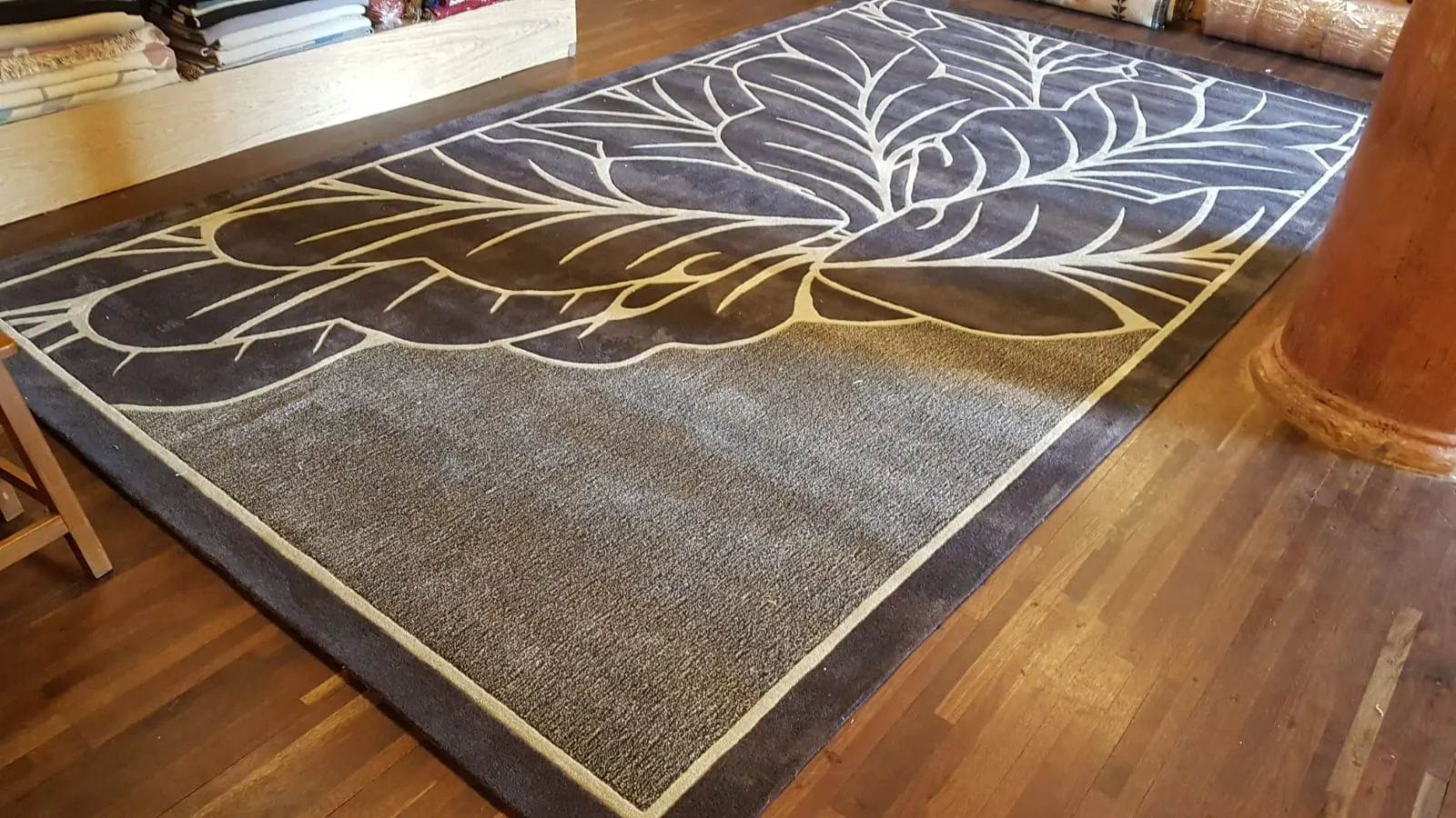 Tapis tufté à motif floral graphique