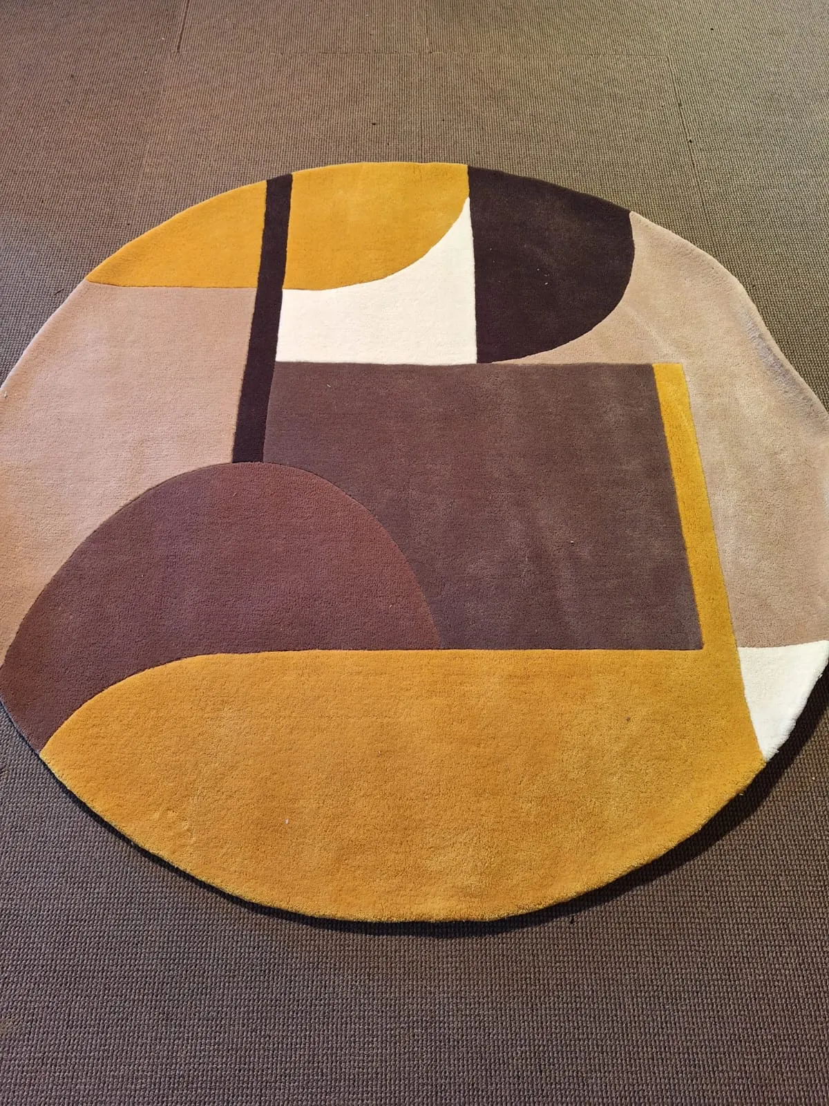 Tapis tufté de forme libre, aplats géométriques