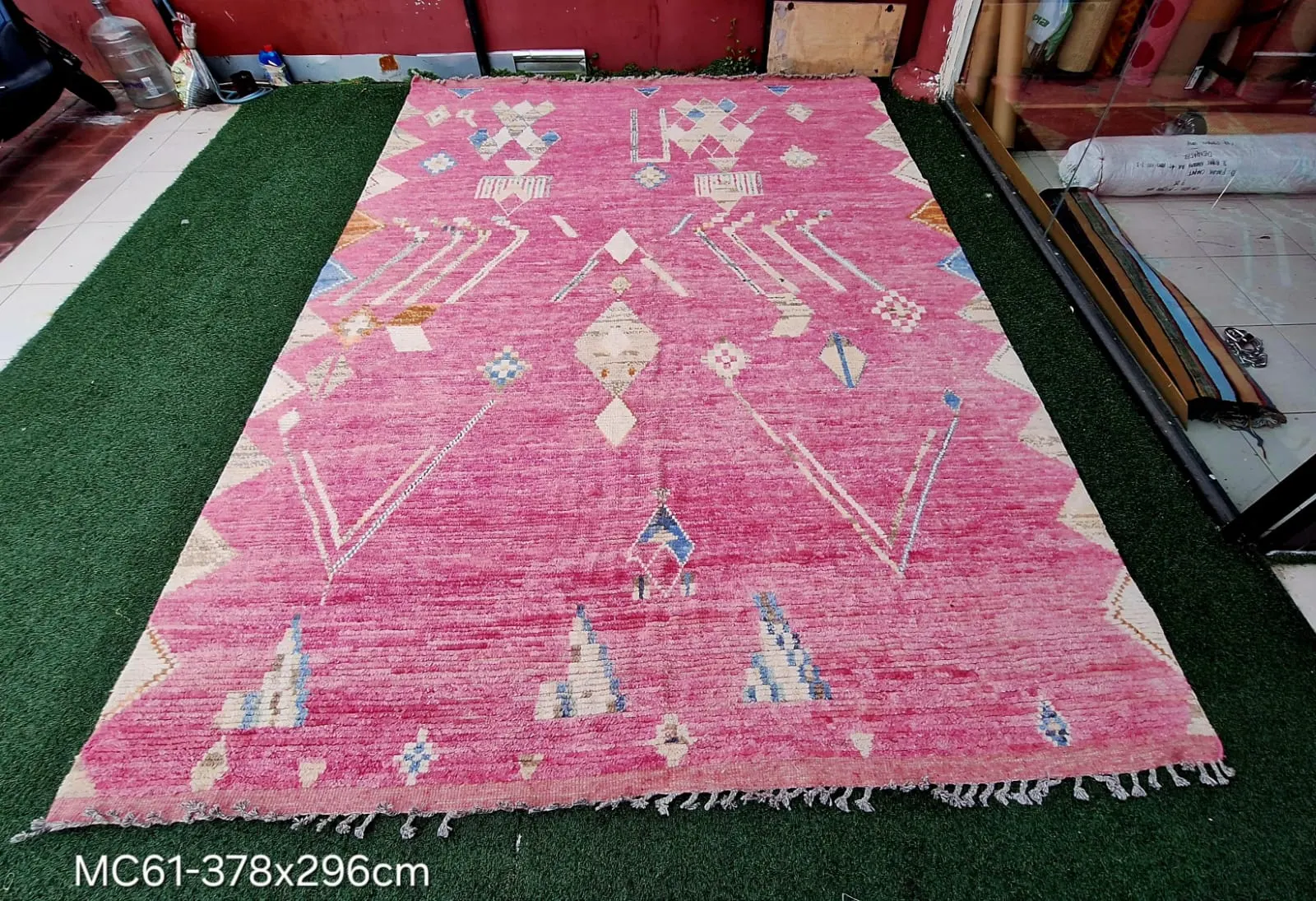 Tapis berbère rose à motifs brodés