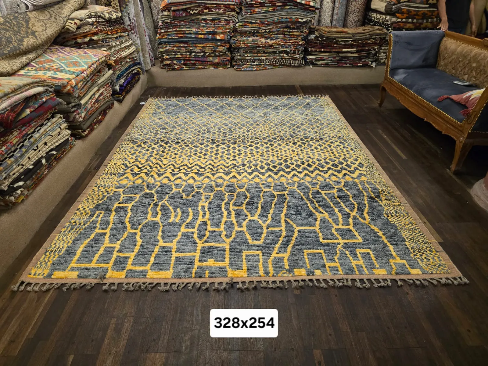 Tapis à motifs graphiques bleu et jaune, 328 × 254 cm