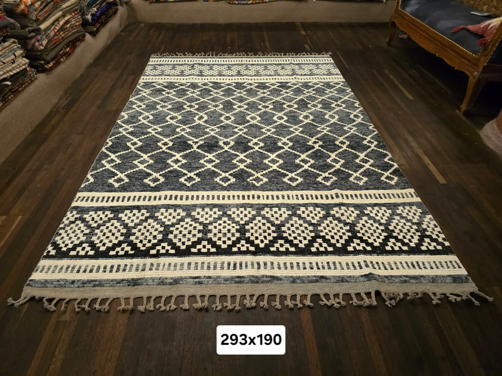 Tapis tissé noir et écru à motifs berbères