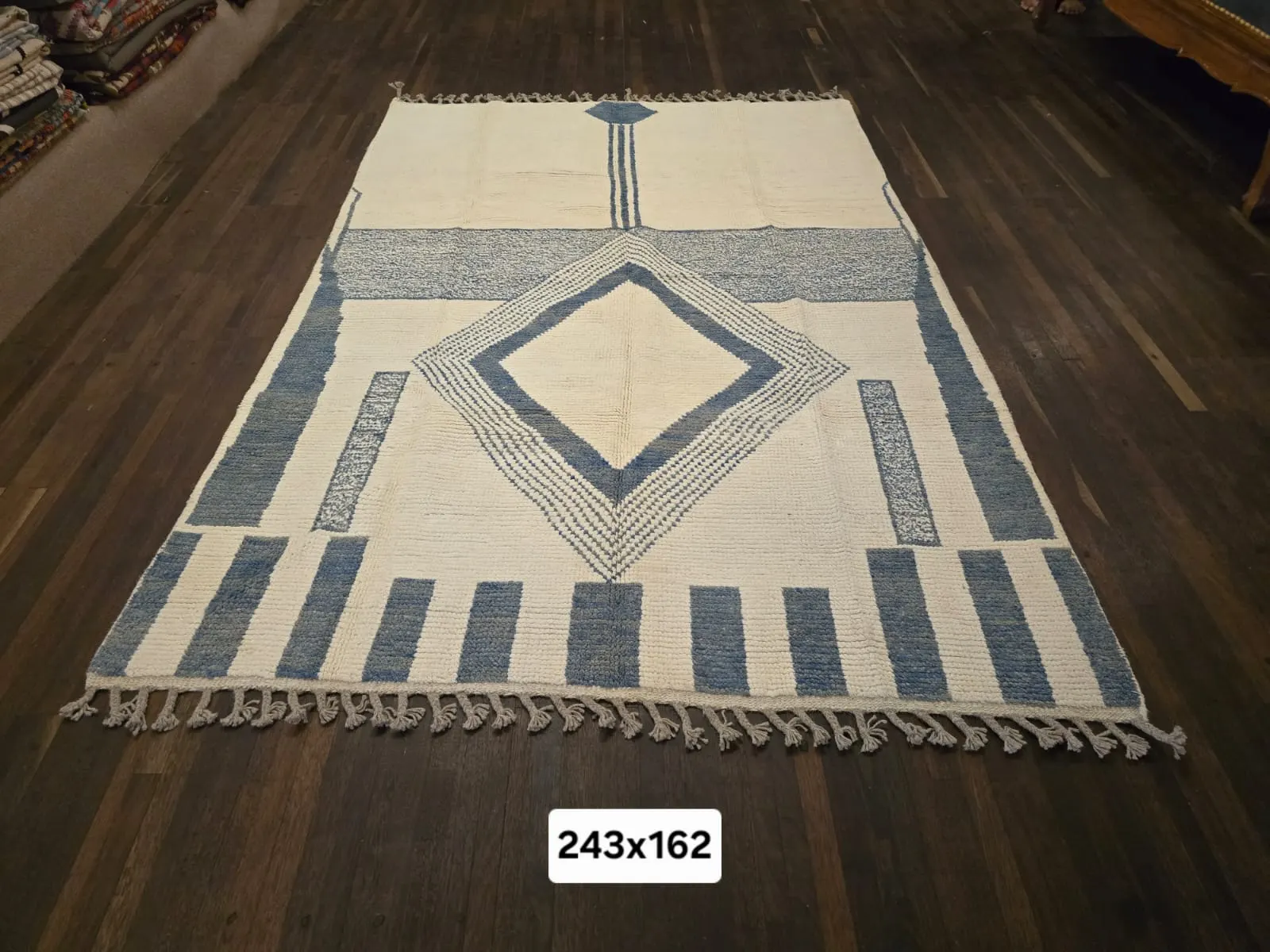 Tapis à grand losange central, rayures bleues