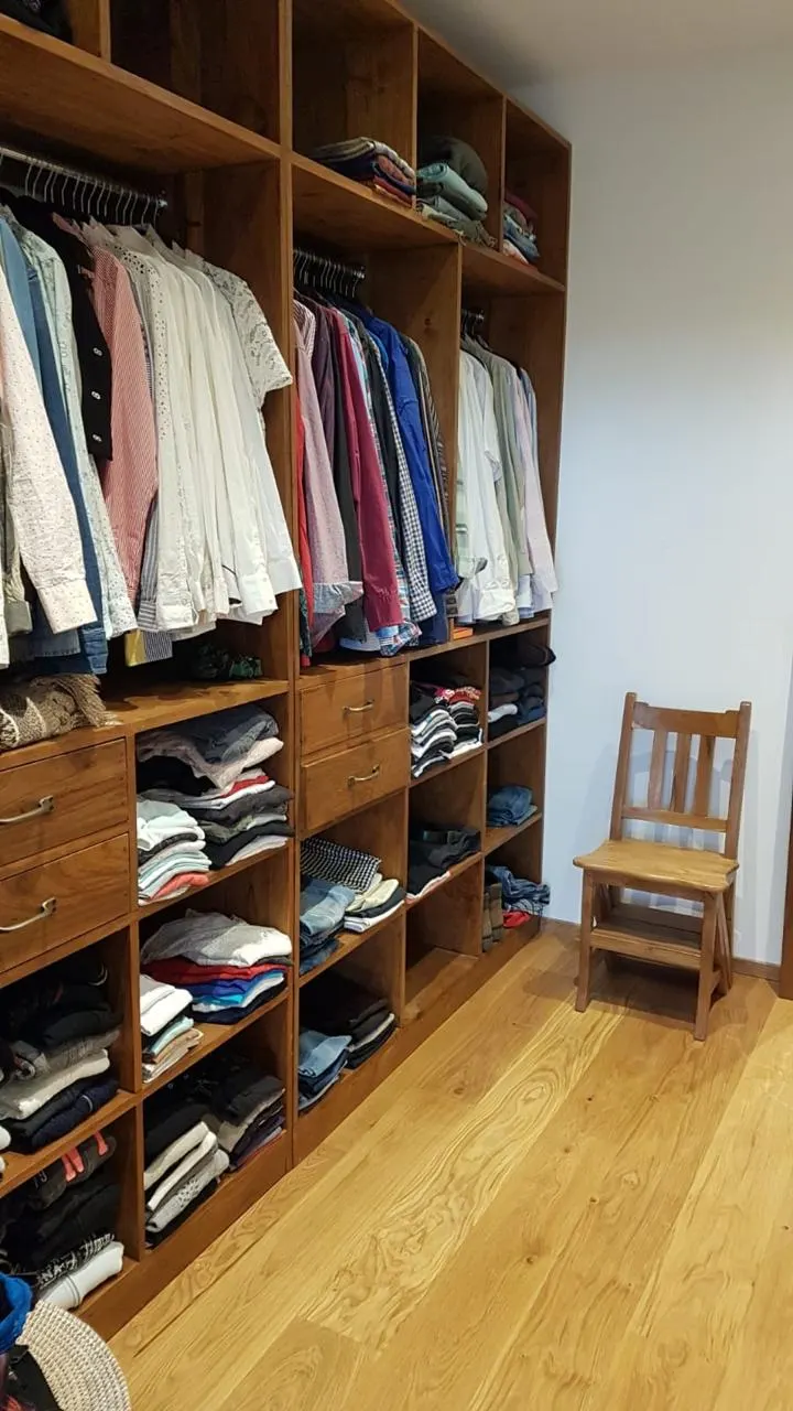 Dressing sur mesure en teck : penderies, niches et tiroirs