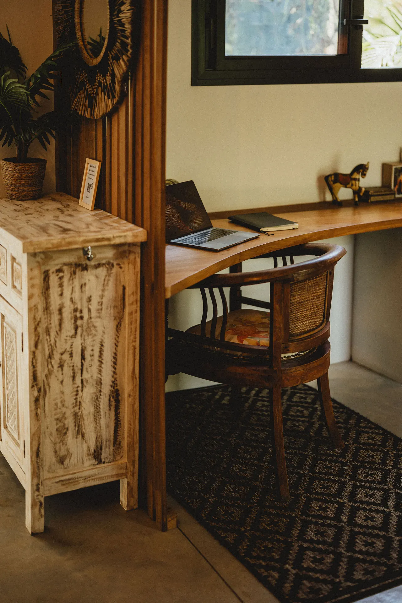 Coin bureau : plateau teck live edge, fauteuil colonial en cannage