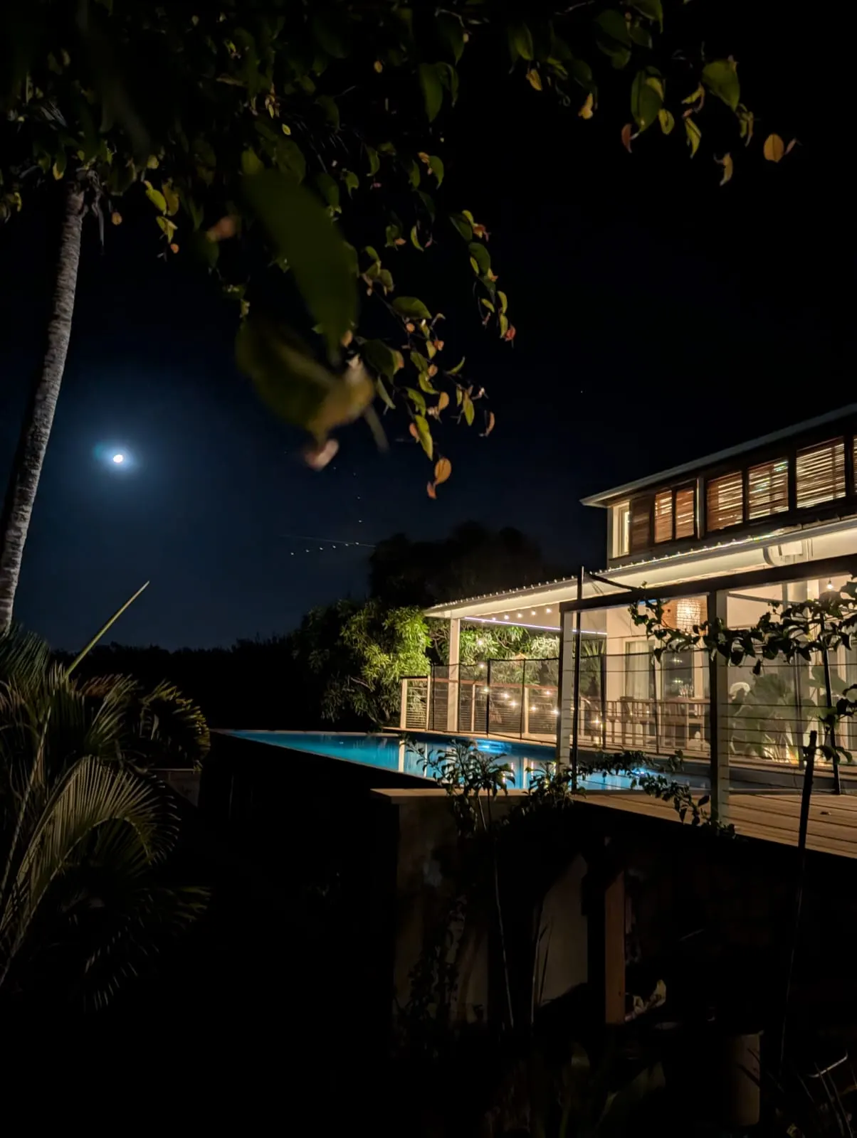 La villa de nuit, sous la pleine lune